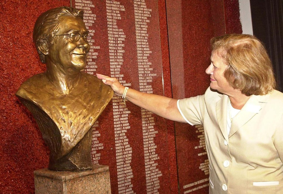 Dona Lila admira o busto do marido Mario Covas, ex-governador de São Paulo — Foto: Reprodução