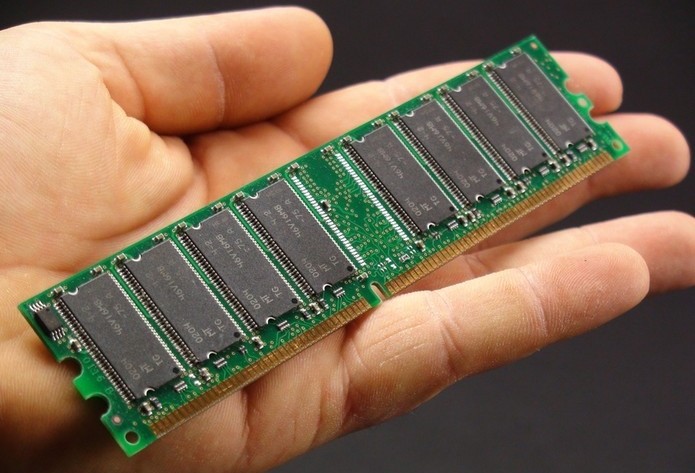Limpar pente de memória RAM com borracha pode resolver problema (Foto: Pond5)
