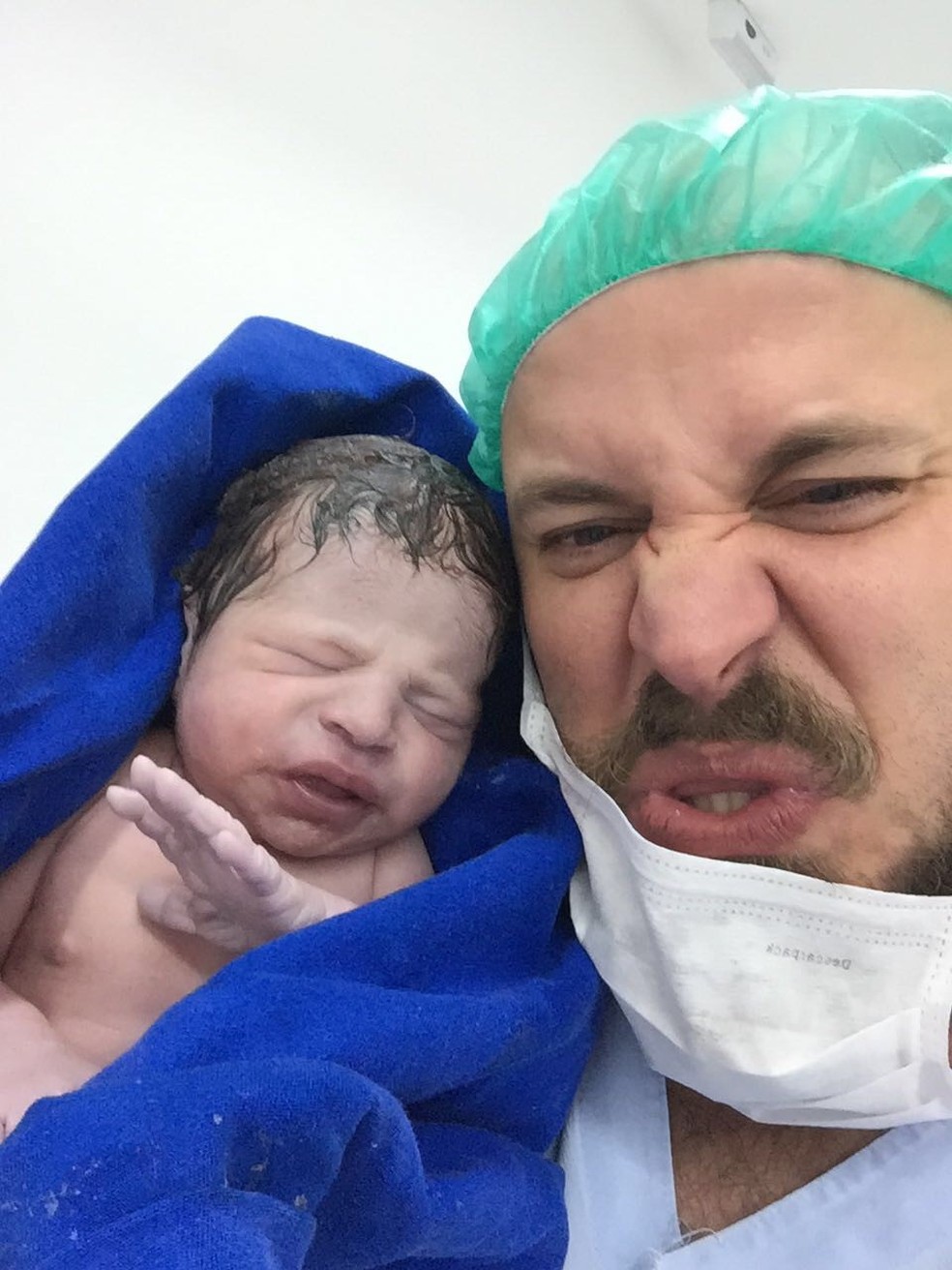 Filho do ator Paulinho Serra nasce em São Paulo; veja as primeiras