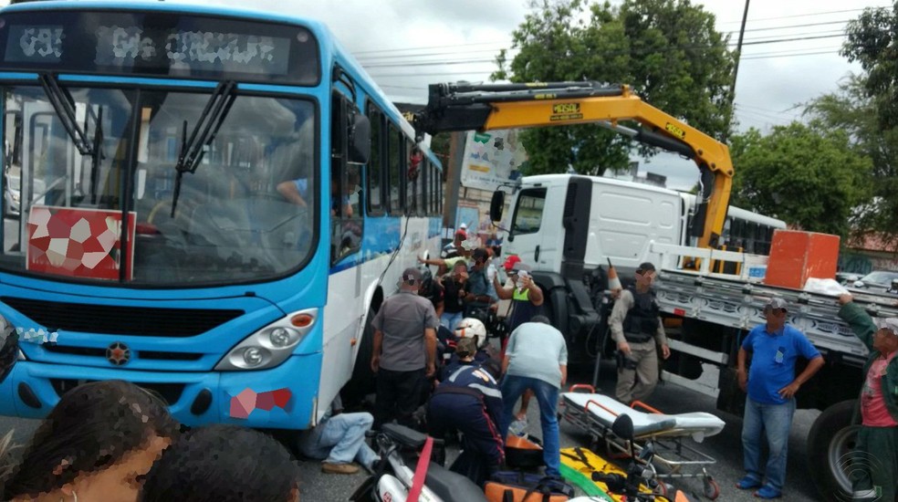 Acidente envolvendo ônibus e moto deixa mulher ferida em Campina Grande  (Foto: Reprodução/ TV Paraíba)