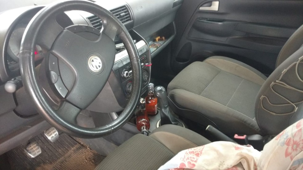 Dentro do veículo, a polícia encontrou duas garrafas de bebida alcoólica (Foto: Polícia Civil/Divulgação)
