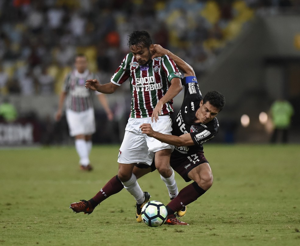 Hernanes disputa bola com Gustavo Scarpa no Maracanã (Foto: André Durão / GloboEsporte.com)