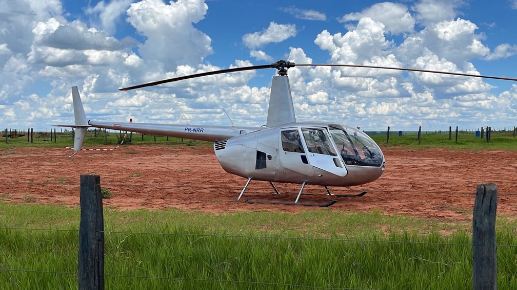 Helicóptero que transportava carga de cocaína foi apreendido em Rancharia (SP) — Foto: Polícia Federal