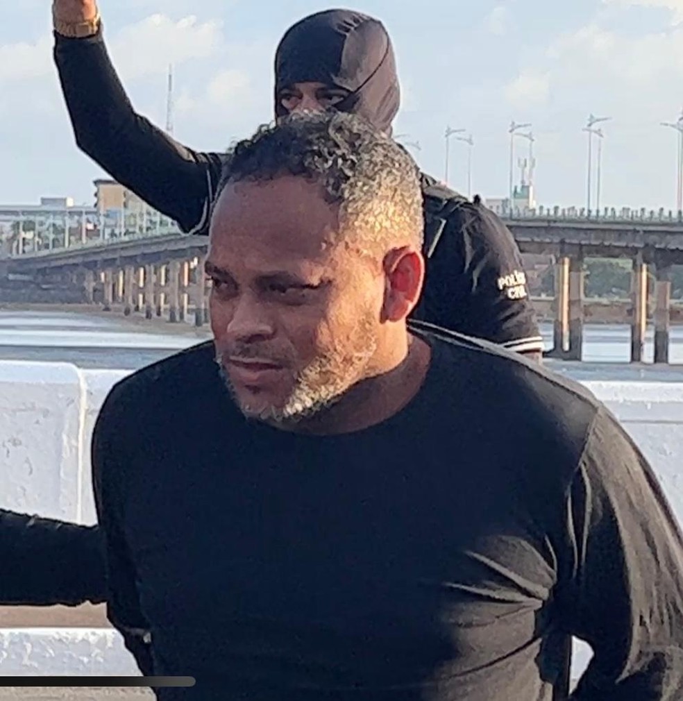 Homem que estava no carro em que a arma foi encontrada também foi preso — Foto: Reprodução