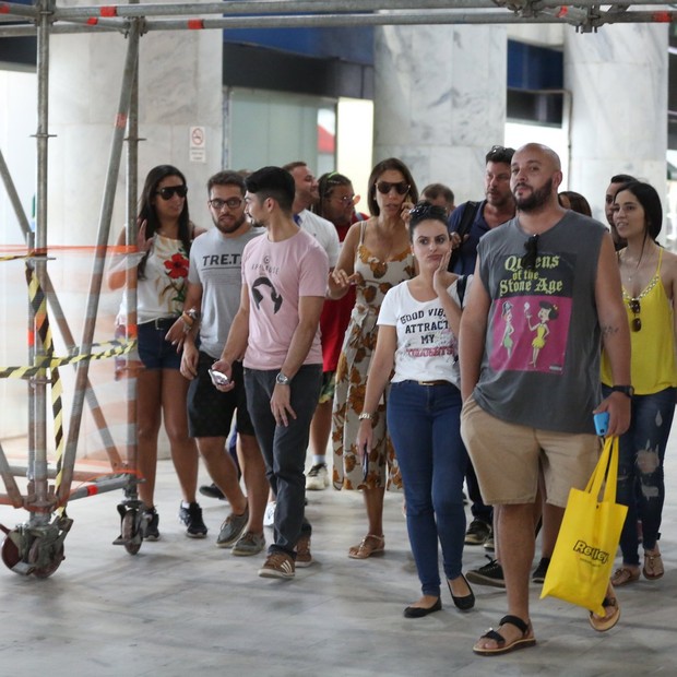 Ivete Sangalo desembarca no Rio e atende fãs (Foto: AgNews/Thiago Martins)