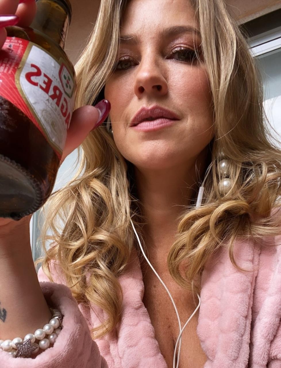 Luana Piovani bebe cerveja após almoço durante gravação de série em Portugal (Foto: Reprodução/Instagram)