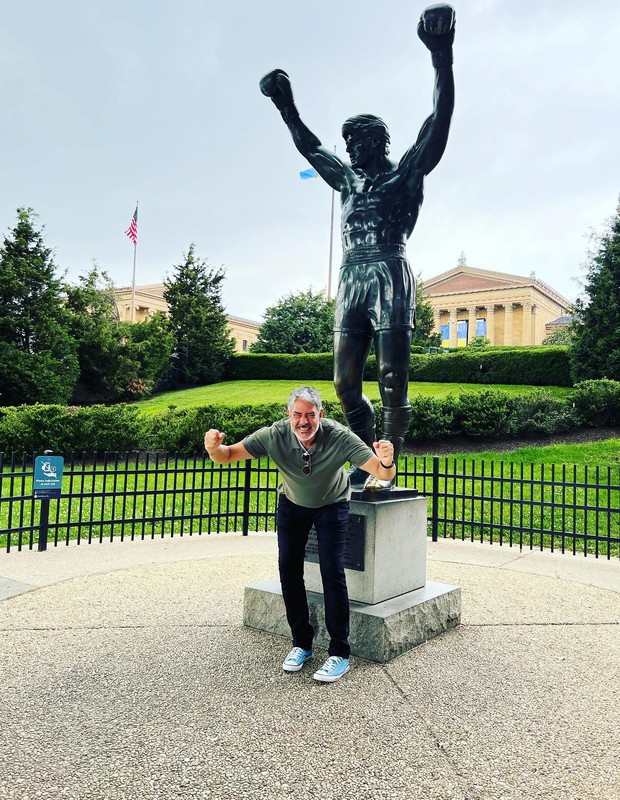 William Bonner posa com estátua de Rocky, famoso personagem de Sylvester Stallone (Foto: Reprodução/Instagram)