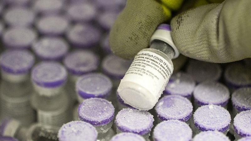 Vacina da Pfizer deve ser a mais utilizada como terceira dose no Brasil (Foto: Getty Images via BBC News)