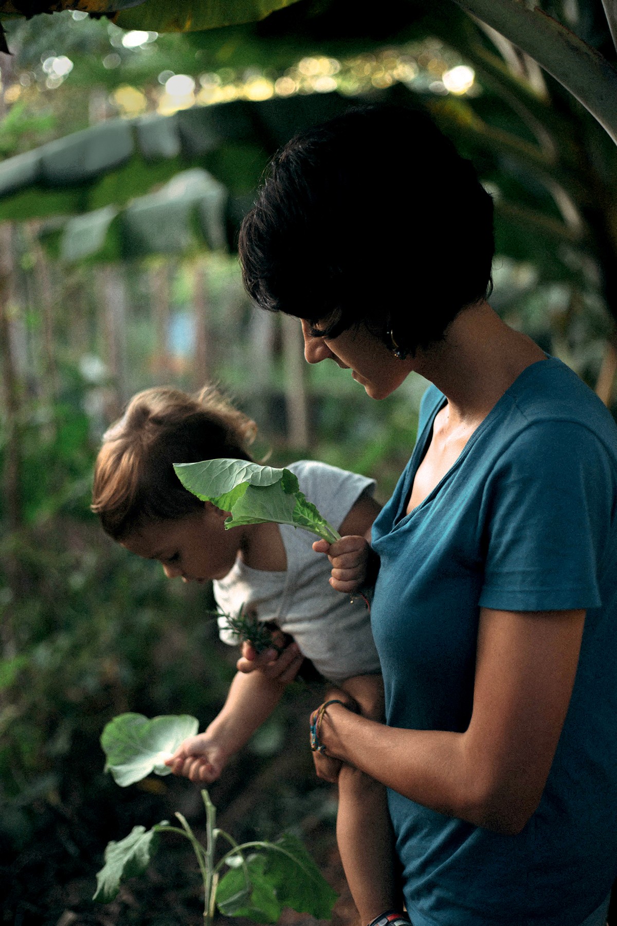Yentl Delanhesi com a filha, Pilar, na fazenda em Catuçaba (Foto: Arquivo Pessoal)