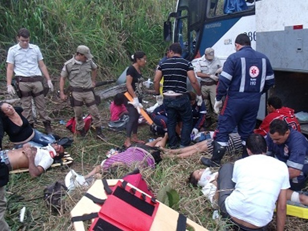 Ônibus capota na BR-330 e deixa 40 feridos na Bahia, diz PRF (Foto: Giro em Ipiaú/Divulgação)