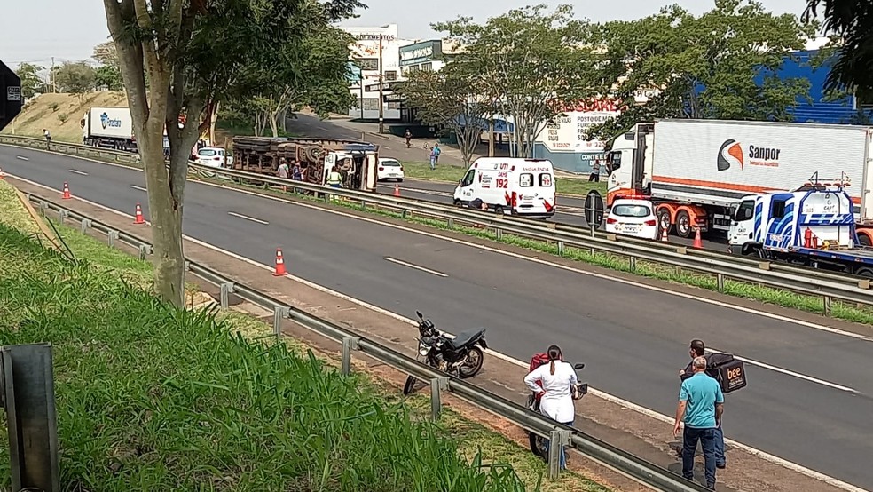 Caminhão tombou na Rodovia Raposo Tavares, em Presidente Prudente (SP) — Foto: Rosa Santos