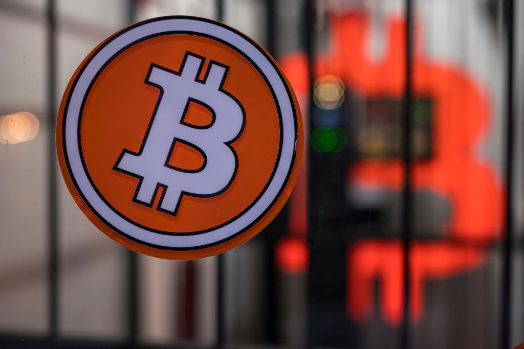 BARCELONA, SPAIN - JANUARY 29: The symbol of the bitcoin is seen in front of a Bitcoin ATM machine placed within a safety cage on January 29, 2021 in Barcelona, Spain. The European Union Agency for Law Enforcement Cooperation (Europol) and local law enfor (Foto: Getty Images)