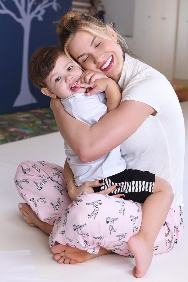 Andressa Suíta posta momento foto com o filho e se declara (Foto: Reprodução/Instagram)
