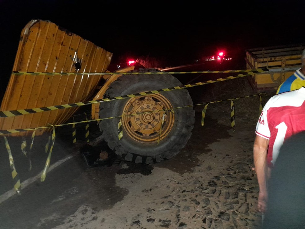 Trator ficou partido ao meio após colidir com micro-ônibus no interior do Ceará. — Foto: Arquivo pessoal