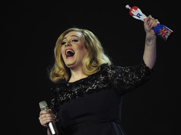 A cantora britânica Adele comemora os prêmios de Melhor Cantora e Melhor Álbum por '21' no Brit Awards 2012, em Londres (Foto: Leon Neal / AFP)