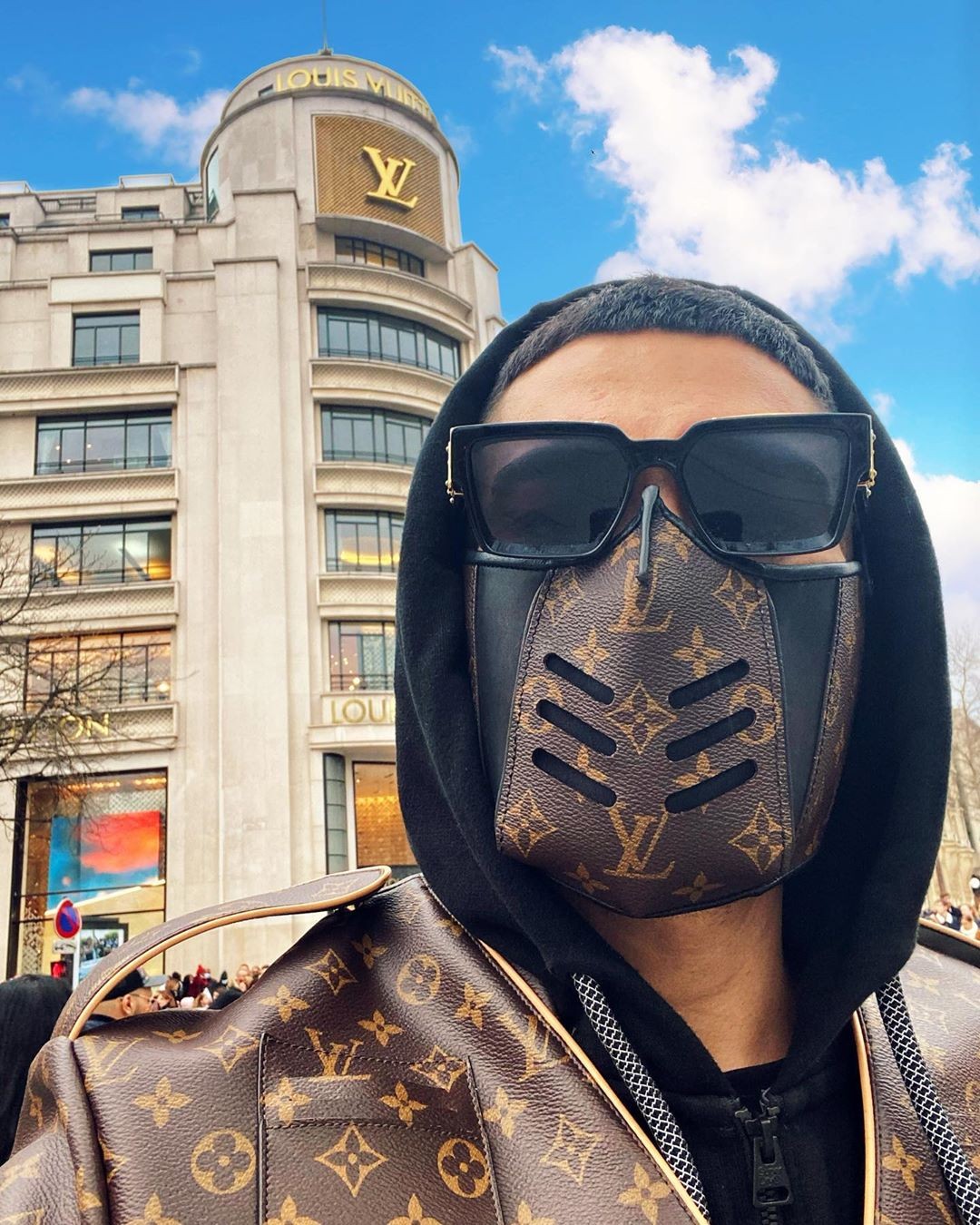 Tair Marassulov usa máscara grifada em Paris (Foto: Reprodução/Instagram)