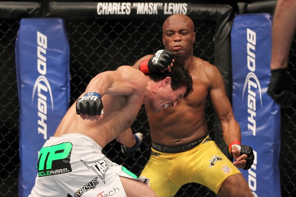Anderson Silva socando Chael Sonnen pouco antes de nocauteá-lo no UFC 148, em Las Vegas, em julho de 2012 (Foto: Getty Images)