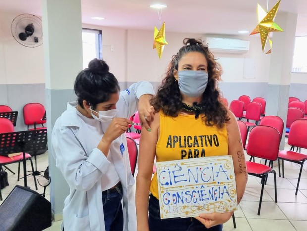 Giovanna Gold mostra braços com nomes de artistas vítimas da Covid-19 (Foto: Daniel Delmiro/AgNews)