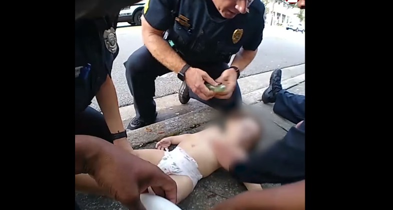 O menino de 1 ano foi salvo por policiais (Foto: Reprodução Facebook)