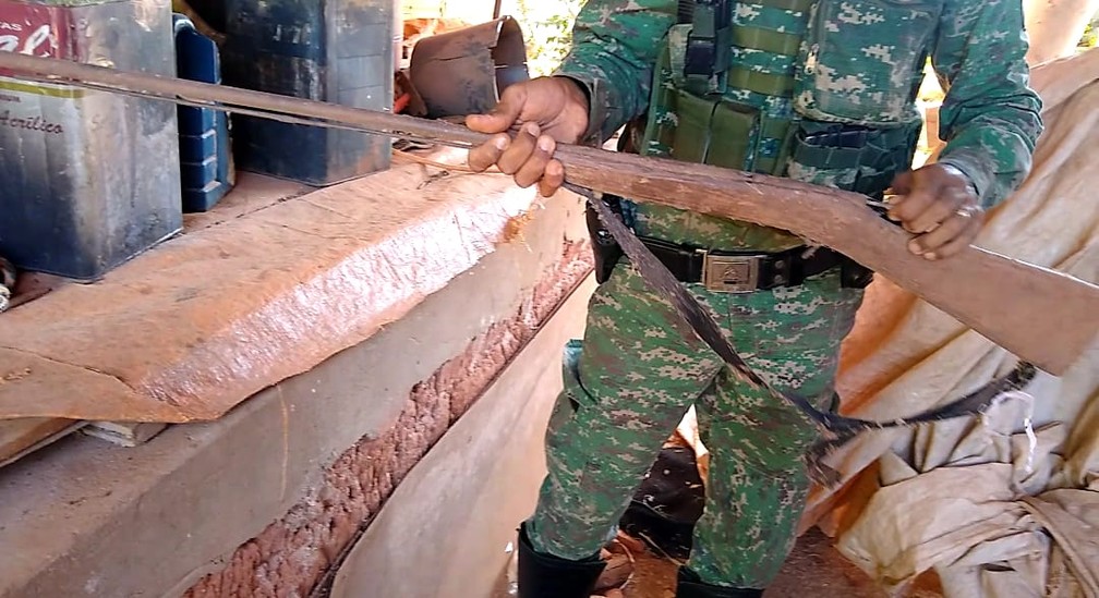 Várias armas de fabricação artesanal foram apreendidas durante a ação — Foto: Polícia Militar de Meio Ambiente