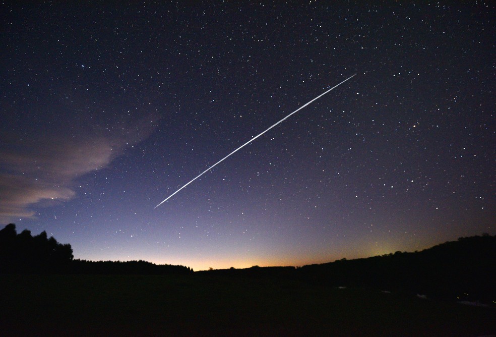 Satélites Starlink geralmente aparecem em fotografias como raios de luz — Foto: Mariana Suarez/AFP