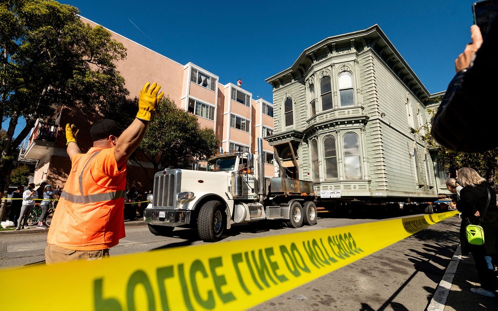 Casa de 139 anos é transportada para mudar de endereço em San Francisco, nos EUA, no domingo (21) — Foto: AP Photo/Noah Berger