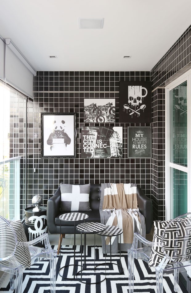 Apartamento cinza, preto e branco para jovem solteiro  (Foto: Divulgação)