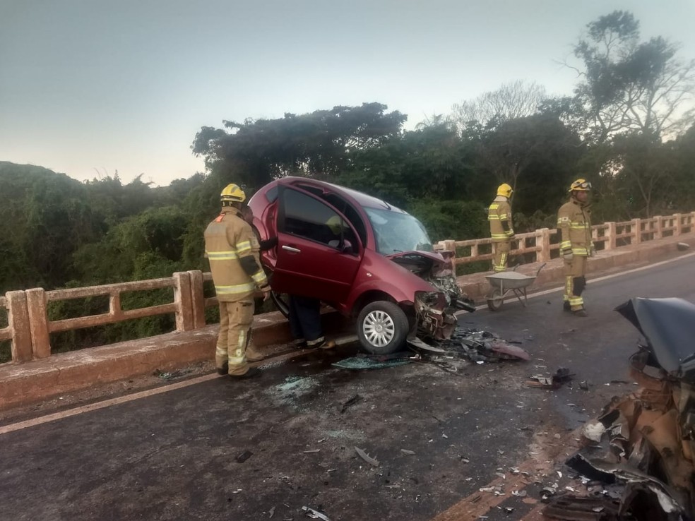 Carro envolvido em acidente sobre a ponte do rio São Bartolomeu — Foto: CBMDF/Divulgação