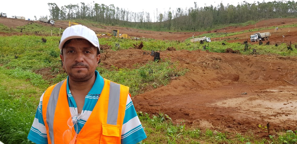 Weberson Arlindo dos Santos quer sua nova casa seja semelhante a que foi destruída pelo rompimento da barragem da Samarco — Foto: Raquel Freitas/G1
