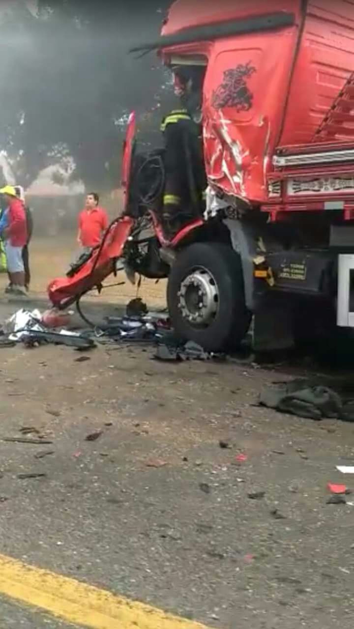 Acidente entre caminhões deixa feridos na rodovia Raposo Tavares em Angatuba Itapetininga e