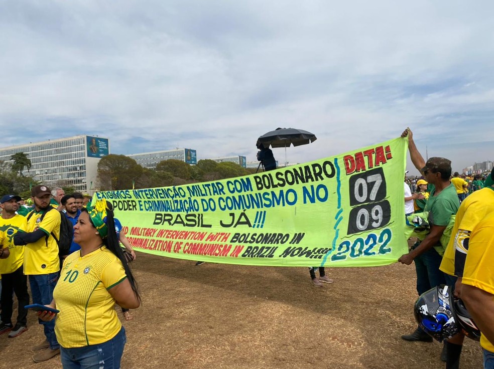 Faixa antidemocrática em favor do presidente Jair Bolsonaro (PL) durante comemorações do 7 de Setembro, em Brasília — Foto: Afonso Ferreira/TV Globo