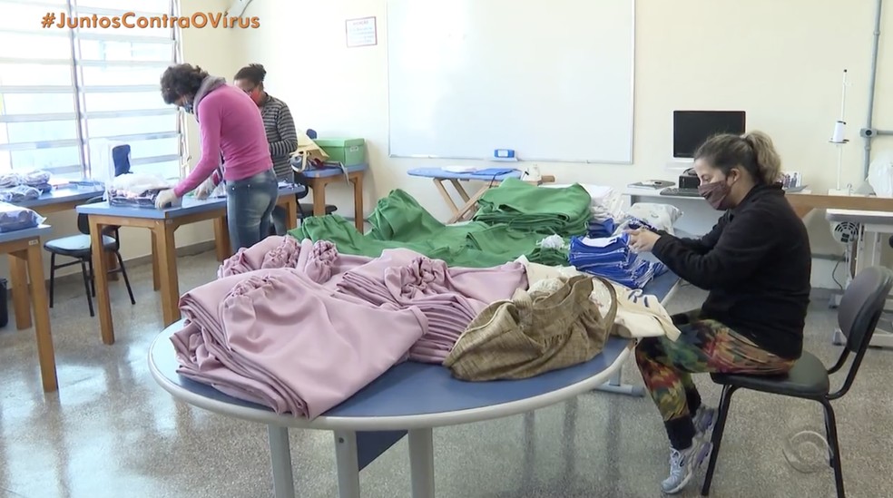 Mais de dois mil uniformes e três mil máscaras já foram produzidos — Foto: Reprodução / RBS TV 