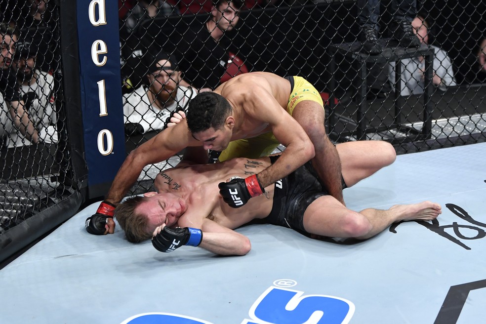 Herbert Burns nocauteou Nate Landwehr no primeiro round no UFC Raleigh — Foto: Getty Images