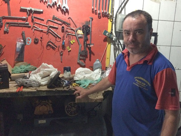 O mecânico José Menino, com loja em frente ao cemitério, teve suspeita de dengue (Foto: Paula Paiva Paulo)