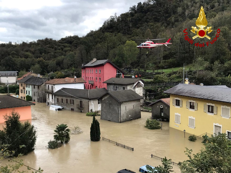 Resgate de helicóptero na região de Ornavasso, na Itália, em 4 de outubro de 2020 — Foto: Divulgação  Vigili del Fuoco/Via Reuters