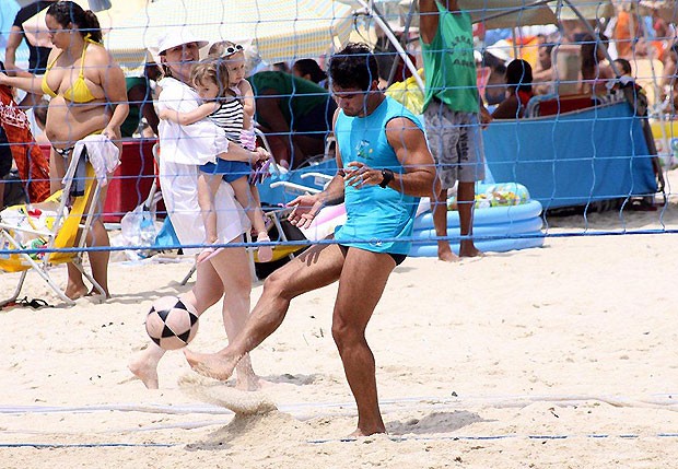 O ator Thierry Figueira joga futevôlei na praia do Leblon (Foto: J. Humberto/Ag News)