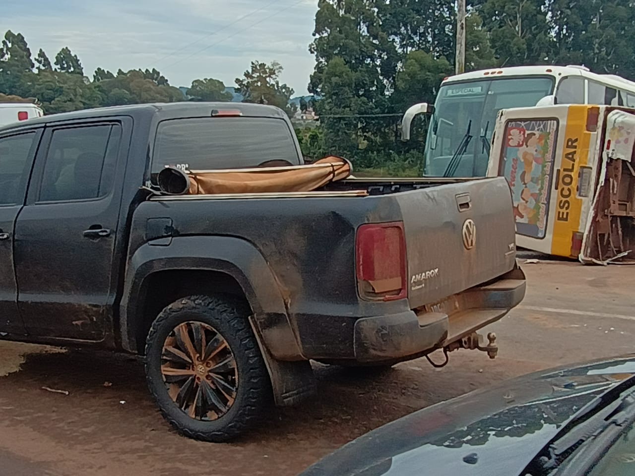 Criança e motorista ficam feridos após veículo com alunos da Apae tombar na ERS-211, em Erechim