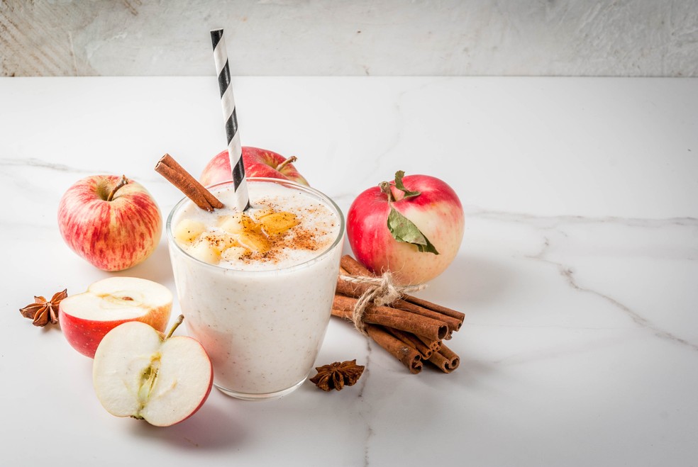 A clássica vitamina de maçã e aveia ganha em fibras com o acréscimo de sementes de chia e linhaça — Foto: Istock Getty Images