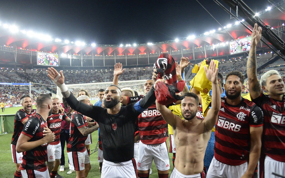 Jogadores do Flamengo comemoram a classificação diante do São Paulo — Foto: André Durão