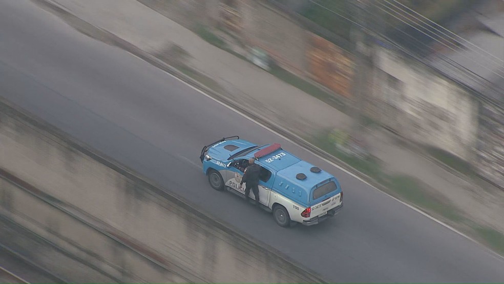 Polícia percorre o Morro do Juramento — Foto: Reprodução/TV Globo