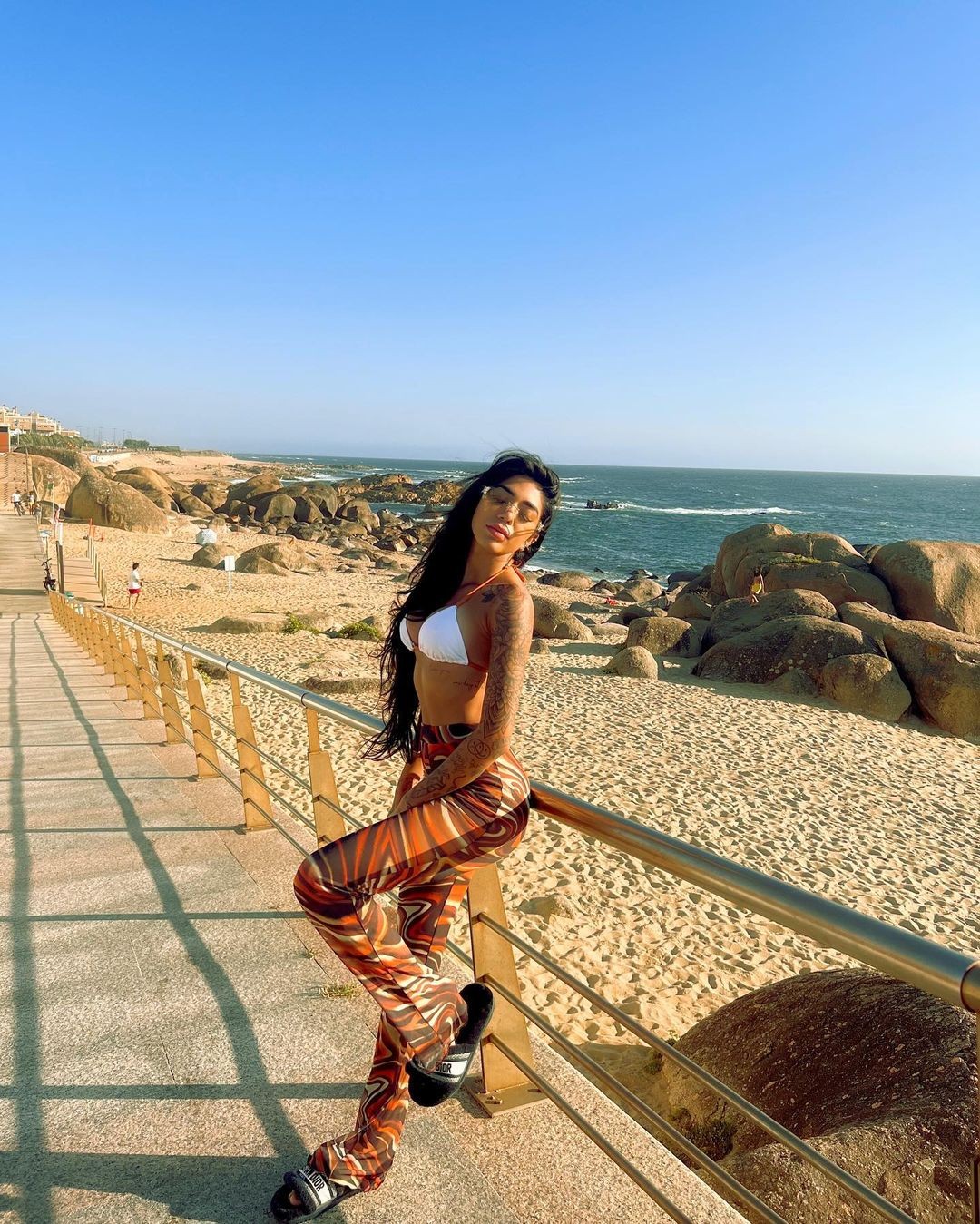 Dhiovanna Barbosa compartilhou álbum de fotos curtindo praia em Portugal (Foto: Reprodução/Instagram)