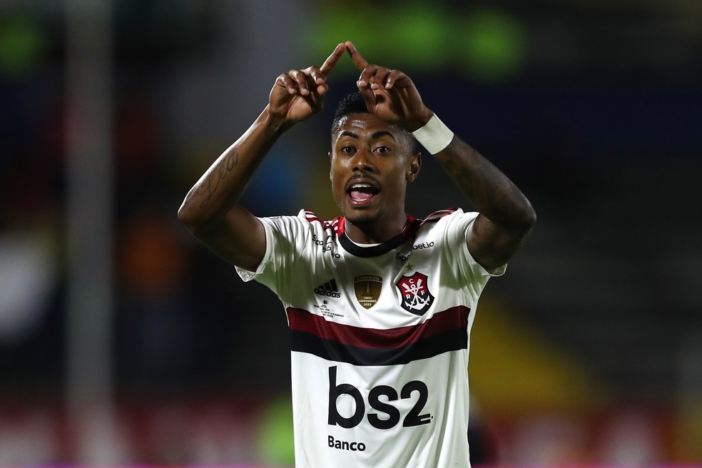 Lance de Bruno Henrique iniciou debate de quatro minutos entre árbitros para marcar impedimento — Foto: José Jácome/EFE