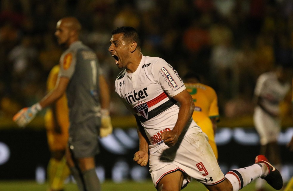 Diego Souza fez o primeiro gol do São Paulo na temporada, na vitória sobre o Mirassol (Foto: Célio Messias/Estadão Conteúdo)
