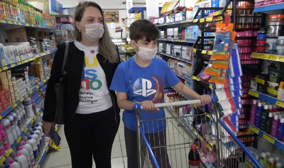 A influenciadora digital Ana Paula Faganello, que sempre leva o filho Guilherme de 10 anos às compras, apoiou o horário do silêncio em estabelecimentos de Rio Claro — Foto: Reprodução EPTV