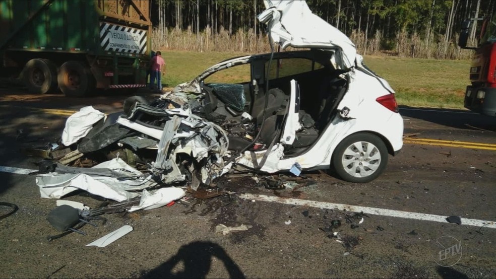 Carro ficou destruído após bater de frente com caminhão em Taquaritinga, SP (Foto: Reprodução/EPTV)