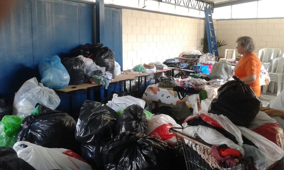 Doações recebidas em Campinas são embaladas na cidade de Americana (Foto: Endel Andrade)