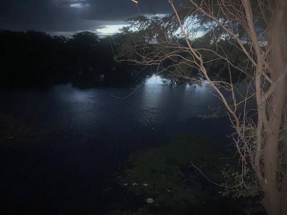Corpo foi encontrado no rio por populares 3 horas após o afogamento — Foto: Divulgação