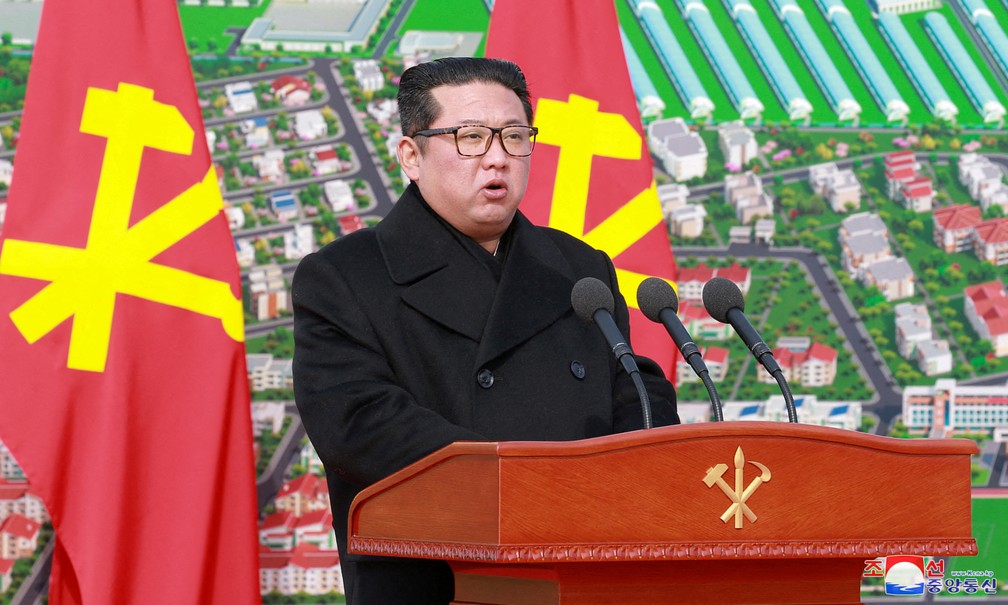 L&iacute;der norte-coreano Kim Jong-un durante cerim&ocirc;nia em foto de 18 de fevereiro de 2022 &mdash; Foto: KCNA via Reuters