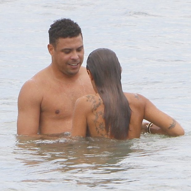 Ronaldo não evita o olhar para o biquíni de Paula (Foto: Foto Rio News)