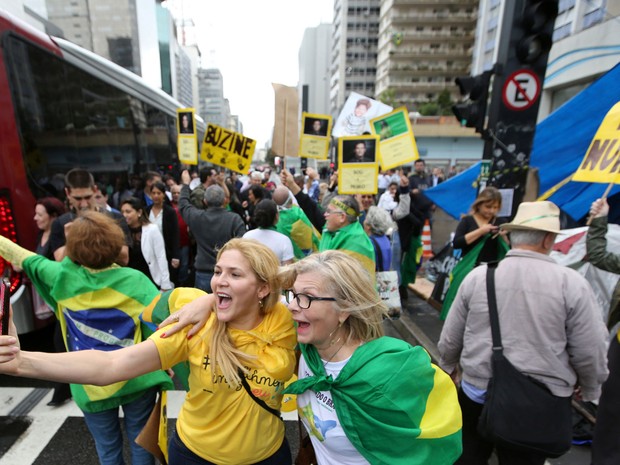Na Avenida Paulista, manifestantes comemoram o afastamento definitivo de Dilma Rousseff (Foto: Paulo Whitaker/Reuters)